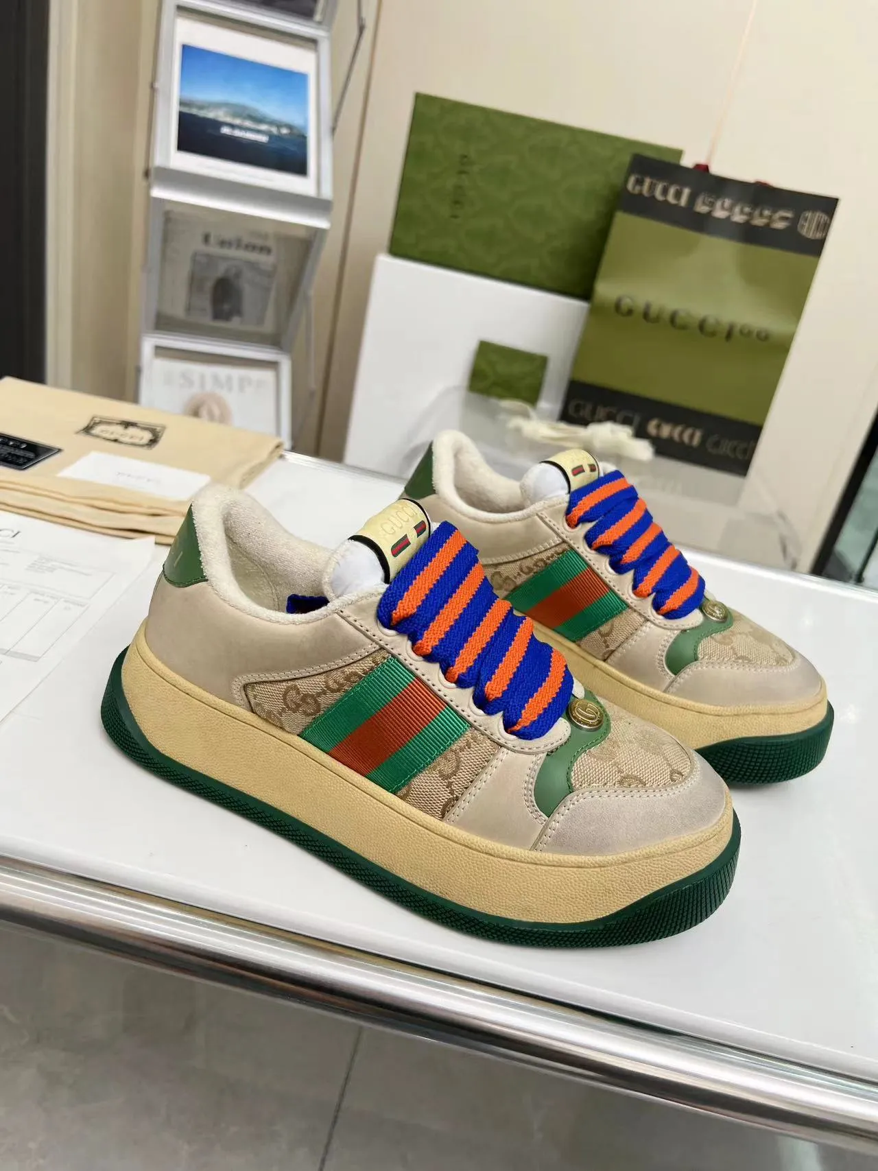 👟👟Ex-factory price 520👟👟 Gucci New Screener Series Couple Style Chubby Bread Shoes Small Dirty Shoes Fatty Double G Casual Sneakers Original Purchase Development Original Purchase Develop The Screener series of sneakers are inspired by the classic sneakers of the 1970s, named after the defensive action in sports. They are decorated with striped webbing on the side and embellished with retro Gucci logos. These sneakers are made of GG canvas. Purple leather details add depth to the piece with sharp contrast, and the details are fuller. Exquisite packaging at the delivery counter Fabric: Original imported cowhide + double G fabric Lining: Original customized breathable towel velvet Sole: Original molded T👟👟 Factory price U outsole Sole thickness: 6CM Size: Women's 35-40 / Men's 39-45